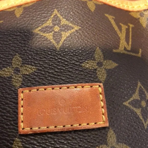 Authentic Louis Vuitton Saumur 30 Crossbody Monogram Canvas - Picture 7 of 17
